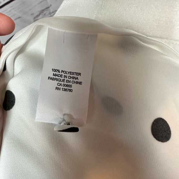NWT RW&CO. White & Blue Polka Dot Shirt - M - Picture 7 of 7